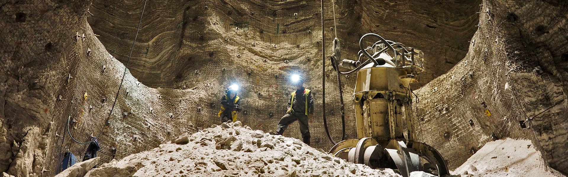 Redpath Deilmann a terminé le forage du trou central de l'arbre, qui comprenait un rapport géotechnique complet. La conception complète du puits comprenait tous les documents d'approbation conformément aux réglementations minières russes pour le projet.